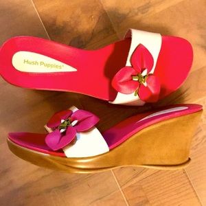 Hush Puppies leather size 8 white pink flower 3” wedge slides sandals see notes